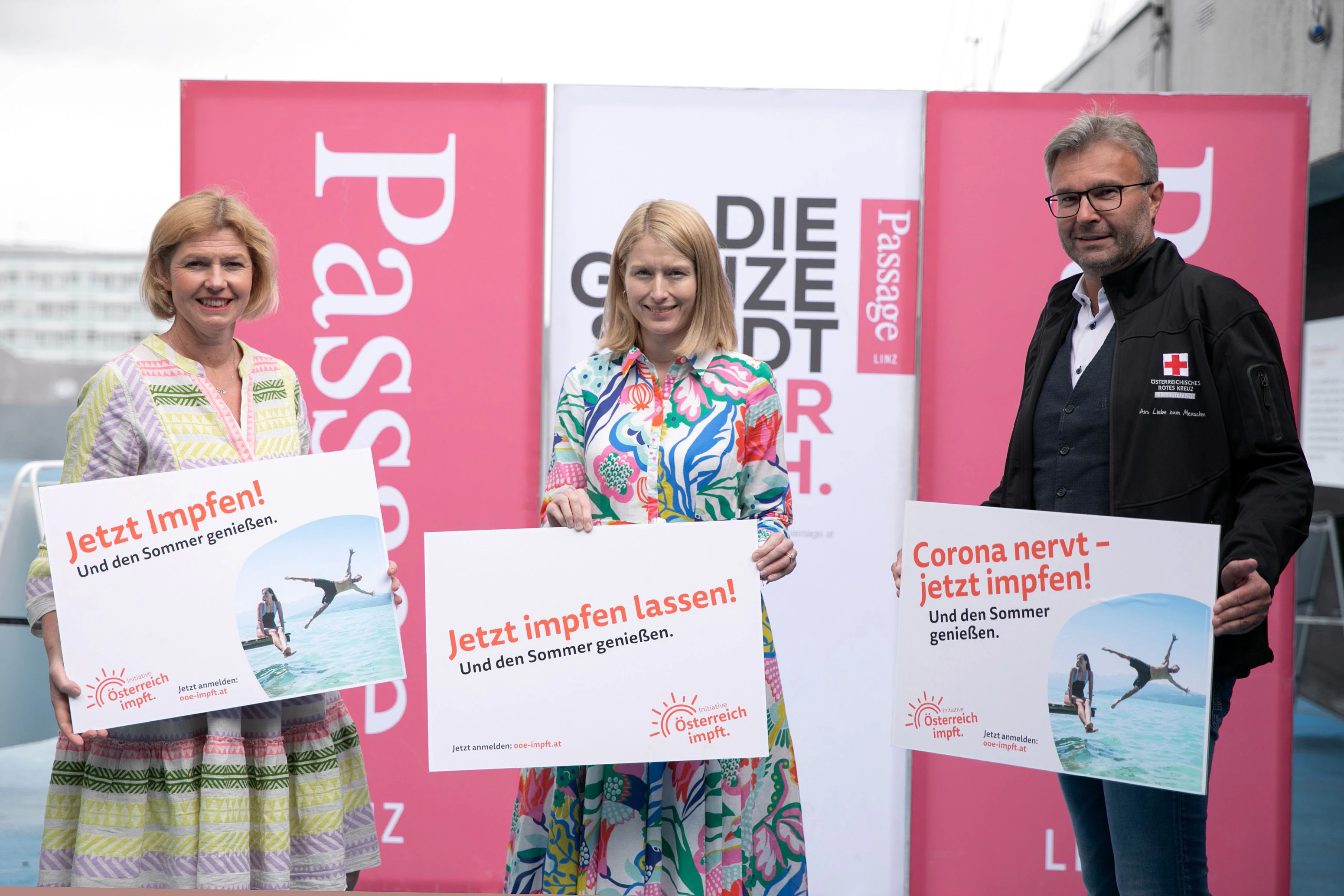 Ab 7. Juli kann man sich im Passage impfen lassen. "Angebote nutzen", so Center-Leiterin Julia Kretz (v.li.), LH-Vize Christine Haberlander und Thomas Märzinger, Landesgeschäftsleiter-Stv. des oö. Roten Kreuzes.