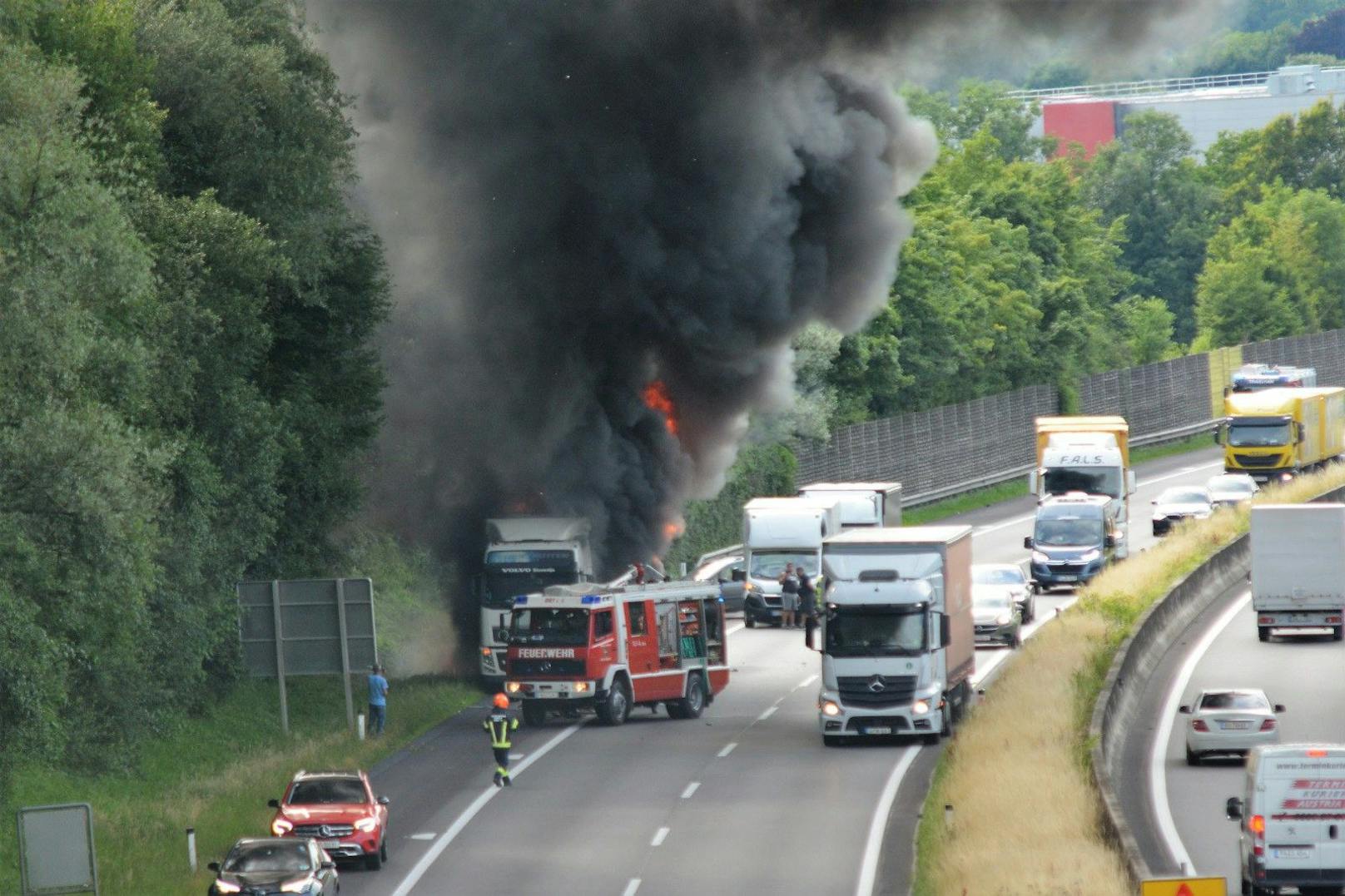 Der LKW stand auf der A8 komplett in Flammen.