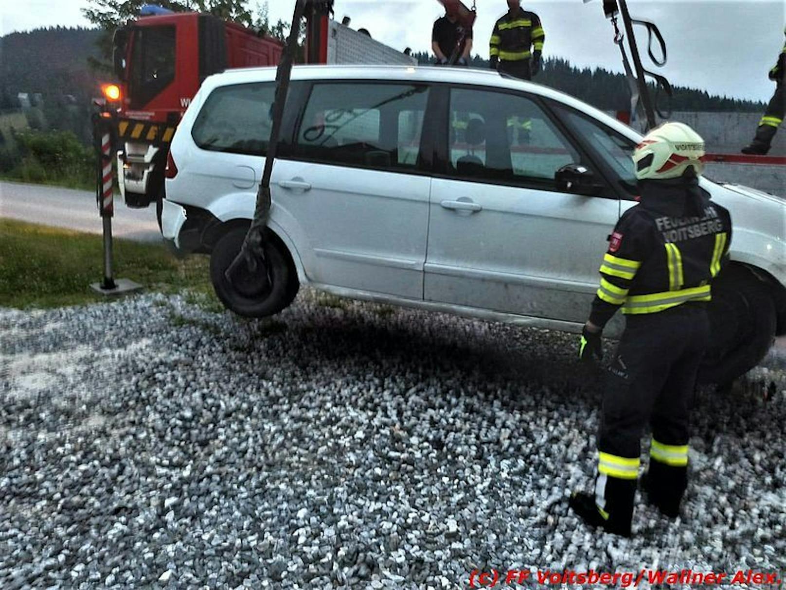 Im Bezirk Voitsberg (ST) krachte ein Auto gegen eine Hausmauer, verfehlte die Bewohner nur knapp.
