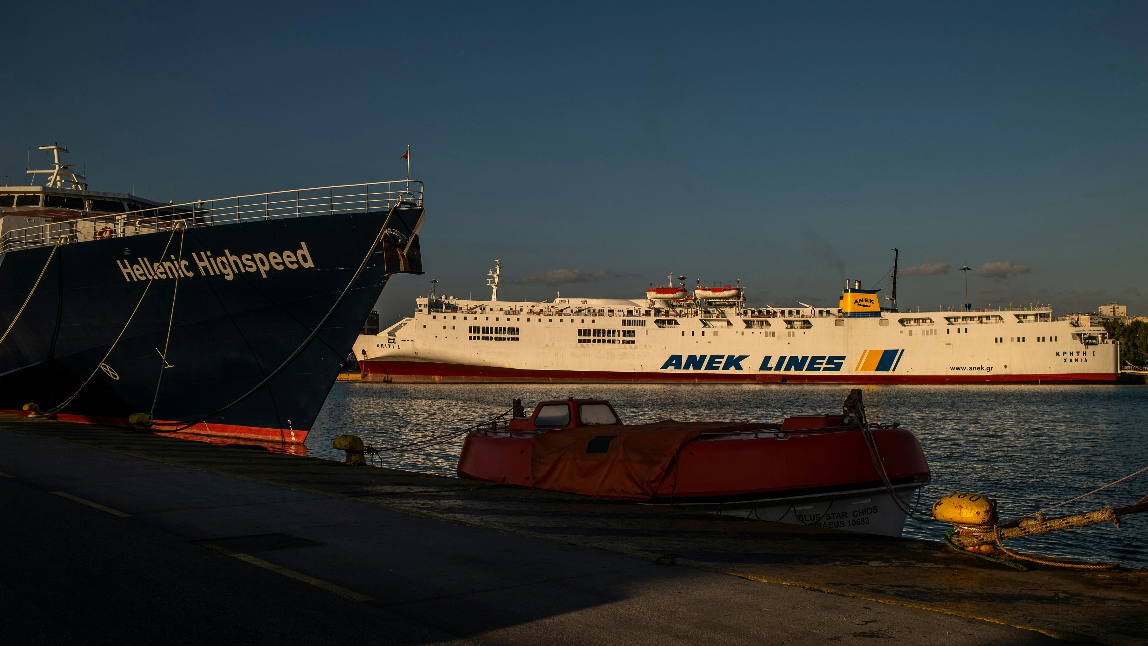 Download von www.picturedesk.com am 05.07.2021 (12:15).  26 November 2020, Greece, Athen: Passenger ships are moored in the port of Piraeus near Athens during a 24-hour general strike. Greek government officials are demanding better protection measures in the Corona pandemic and better pay for overtime and more money. The strike also involves seafarers in coastal shipping. Photo: Angelos Tzortzinis/dpa - 20201126_PD0927 - Rechteinfo: Rights Managed (RM)