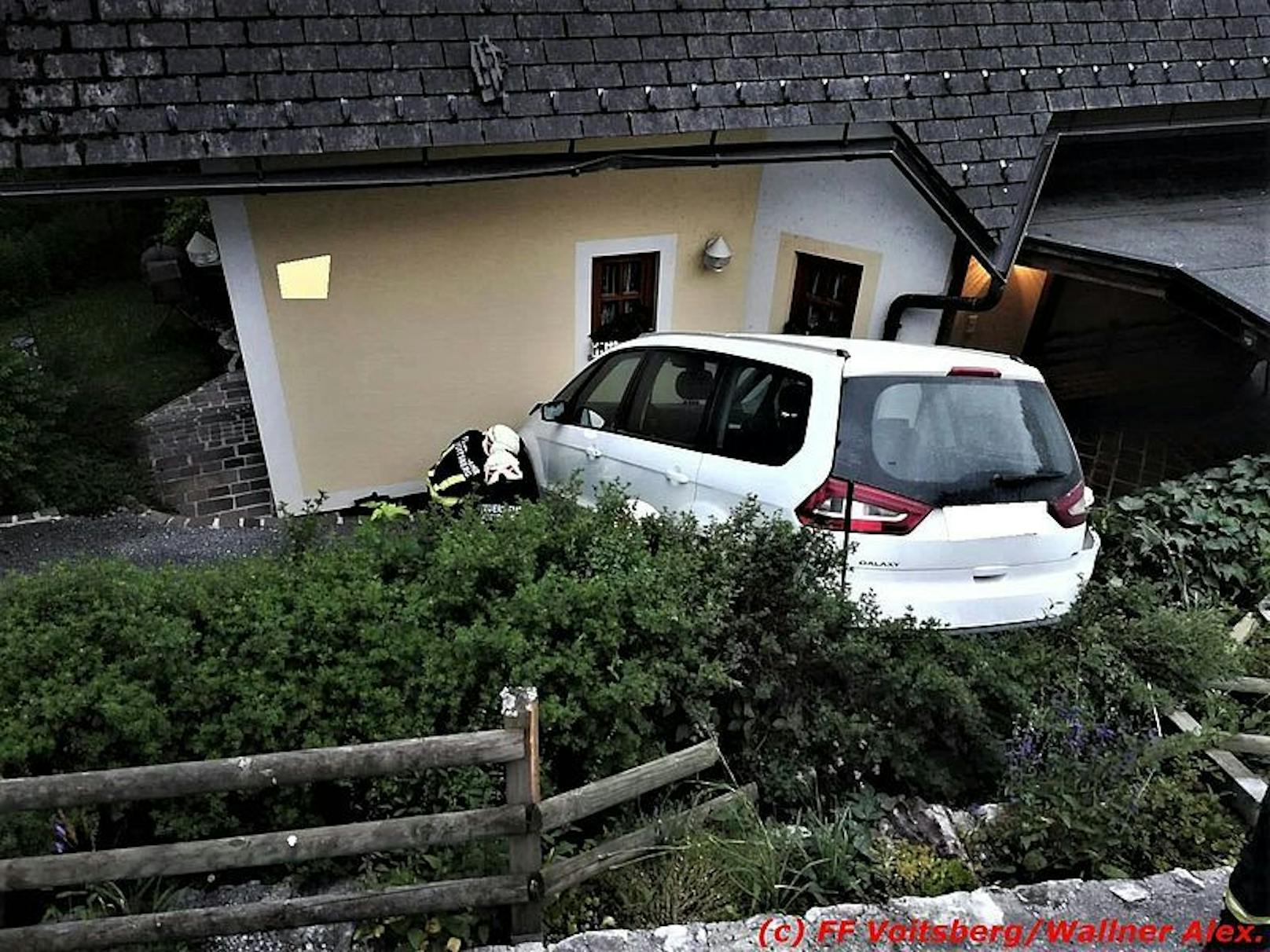 Im Bezirk Voitsberg (ST) krachte ein Auto gegen eine Hausmauer, verfehlte die Bewohner nur knapp.
