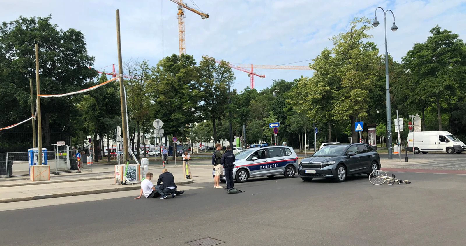 Der Autofahrer kümmerte sich sofort um den Radfahrer.