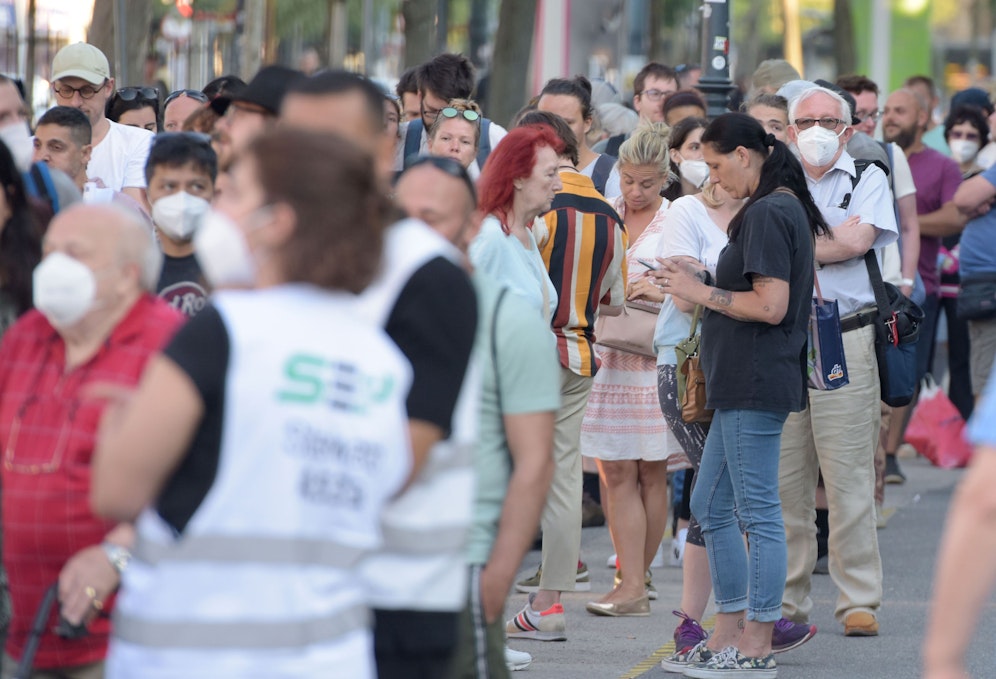 Massenandrang beim Gratis-Impfen ohne Anmeldung beim Wiener Rathausplatz.