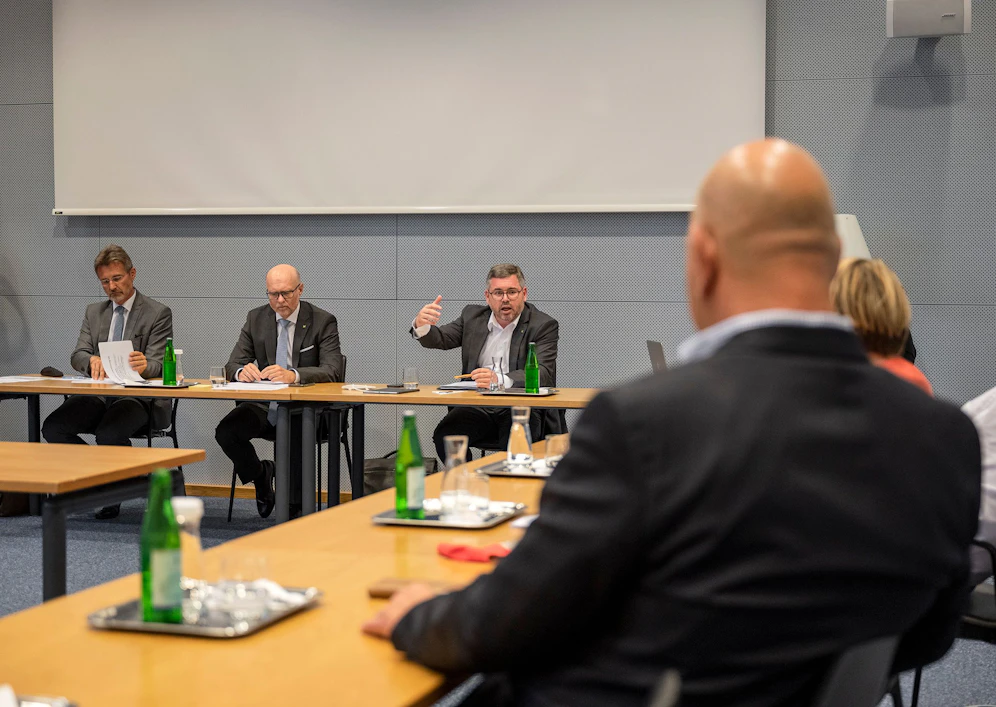 Landesrat Ludwig Schleritzko im Gespräch mit Gemeindevertretern.