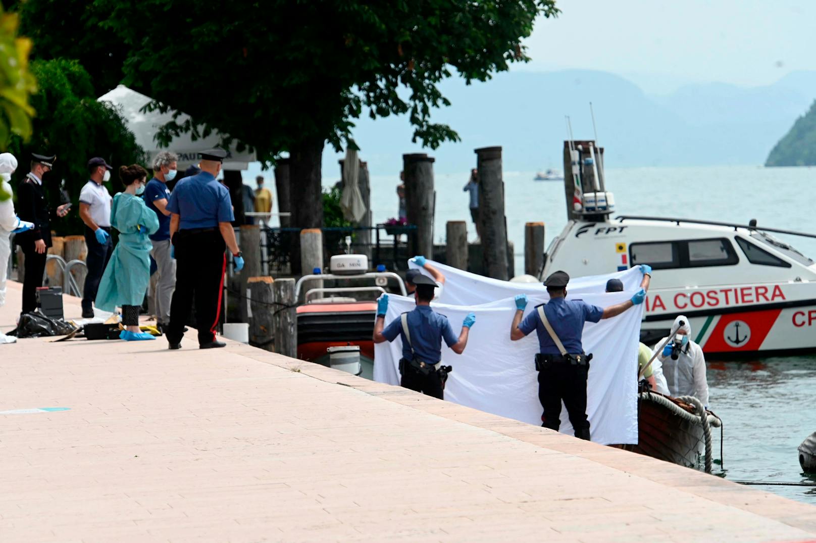 Die italienische Forensiker untersuchen den Schaden an dem Boot, auf dem ein italienisches Paar ums Leben kam.