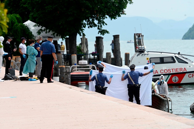 Die italienische Forensiker untersuchen den Schaden an dem Boot, auf dem ein italienisches Paar ums Leben kam.