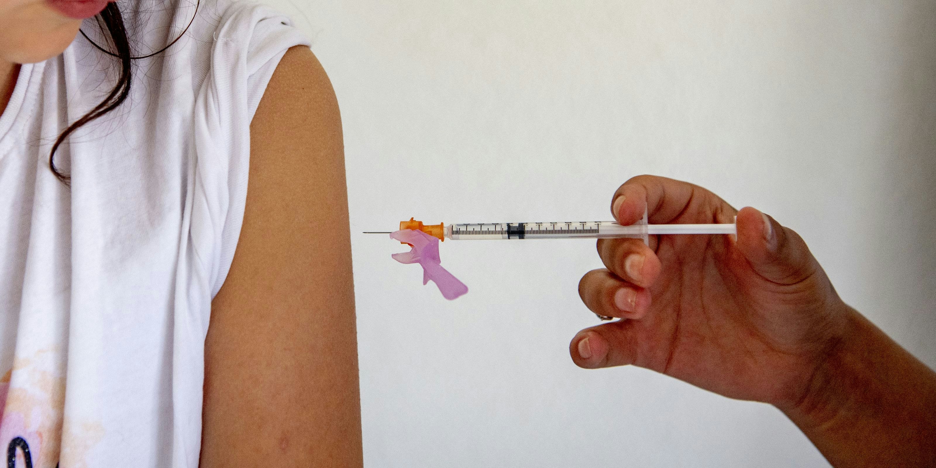 Ein Kind wird mit Biontech/Pfizer geimpft. Symbolbild