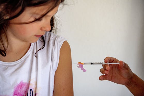 Ein Kind wird mit Biontech/Pfizer geimpft. Symbolbild