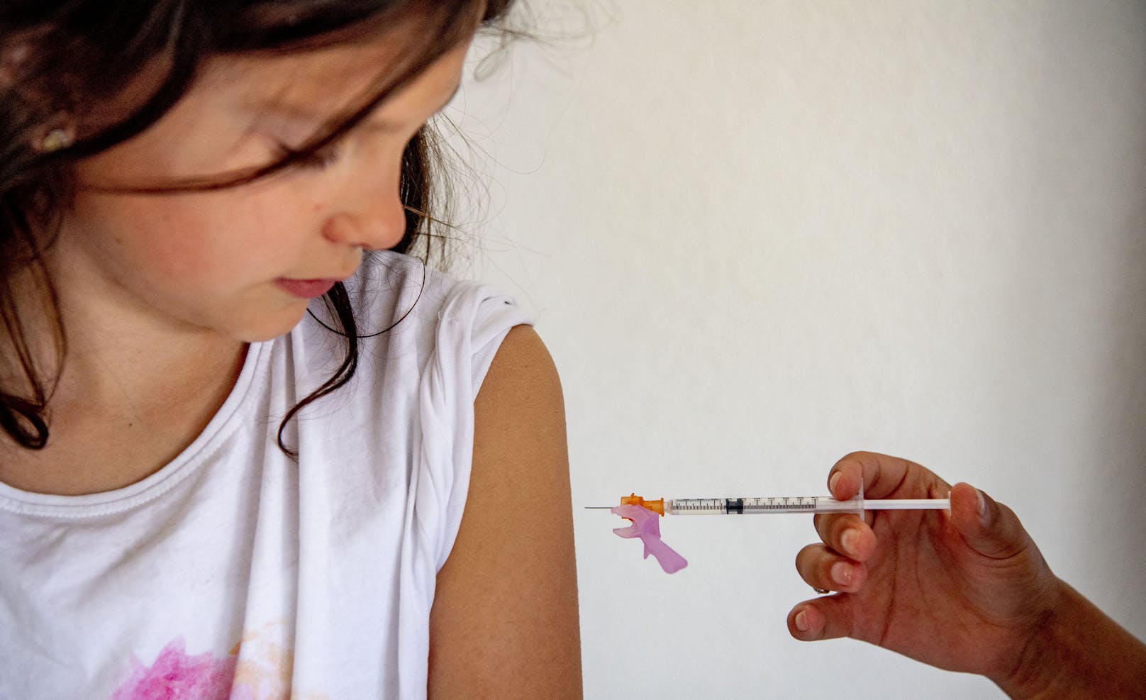 Ein Kind wird mit Biontech/Pfizer geimpft. (Symbolbild)