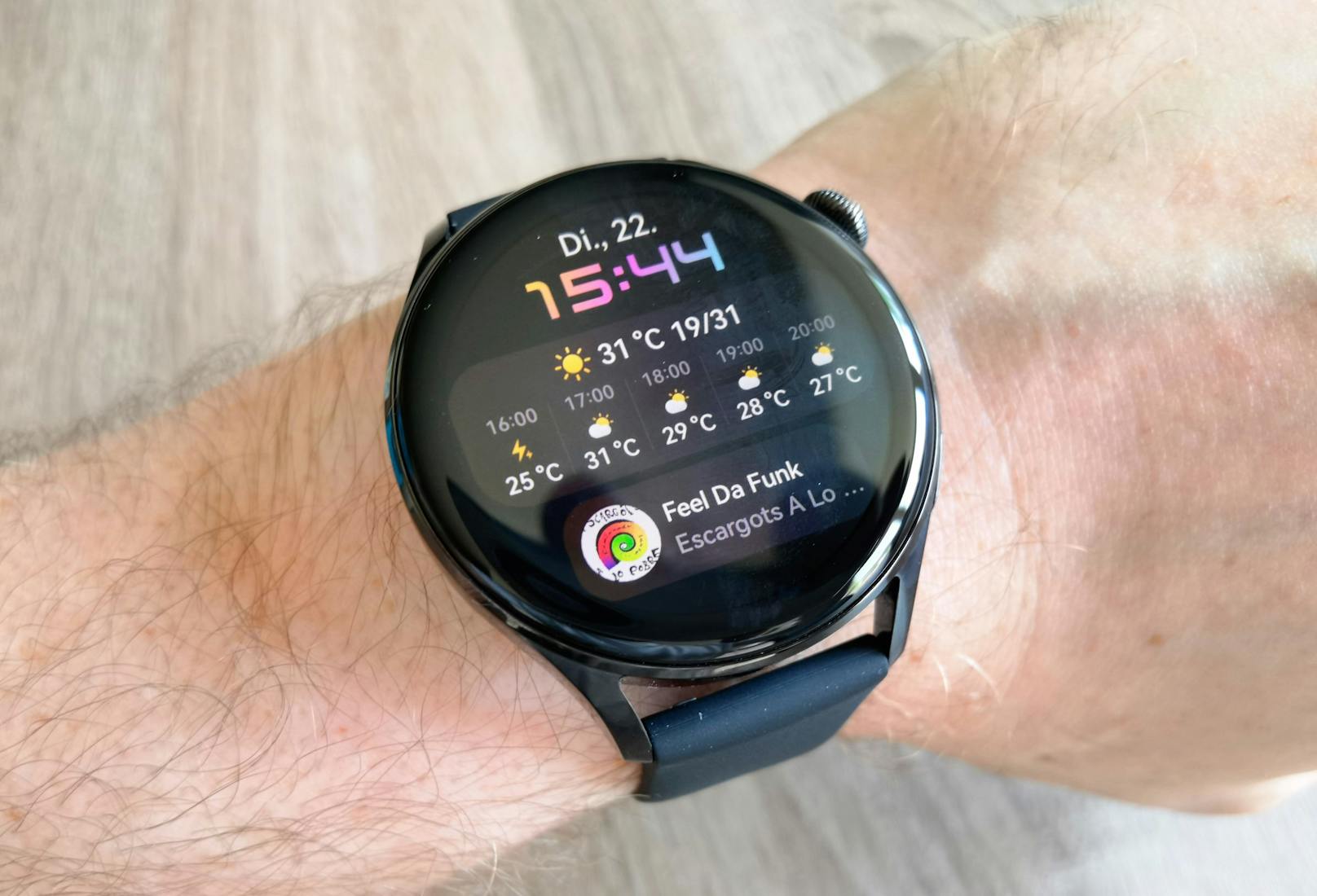 Ohne anzugeben, kann sich die Huawei Watch 3 als bisher schickste Smartwatch im Sortiment des Anbieters bezeichnen. Das abgerundete Display nimmt beinahe die gesamte Oberfläche der Uhr ein.