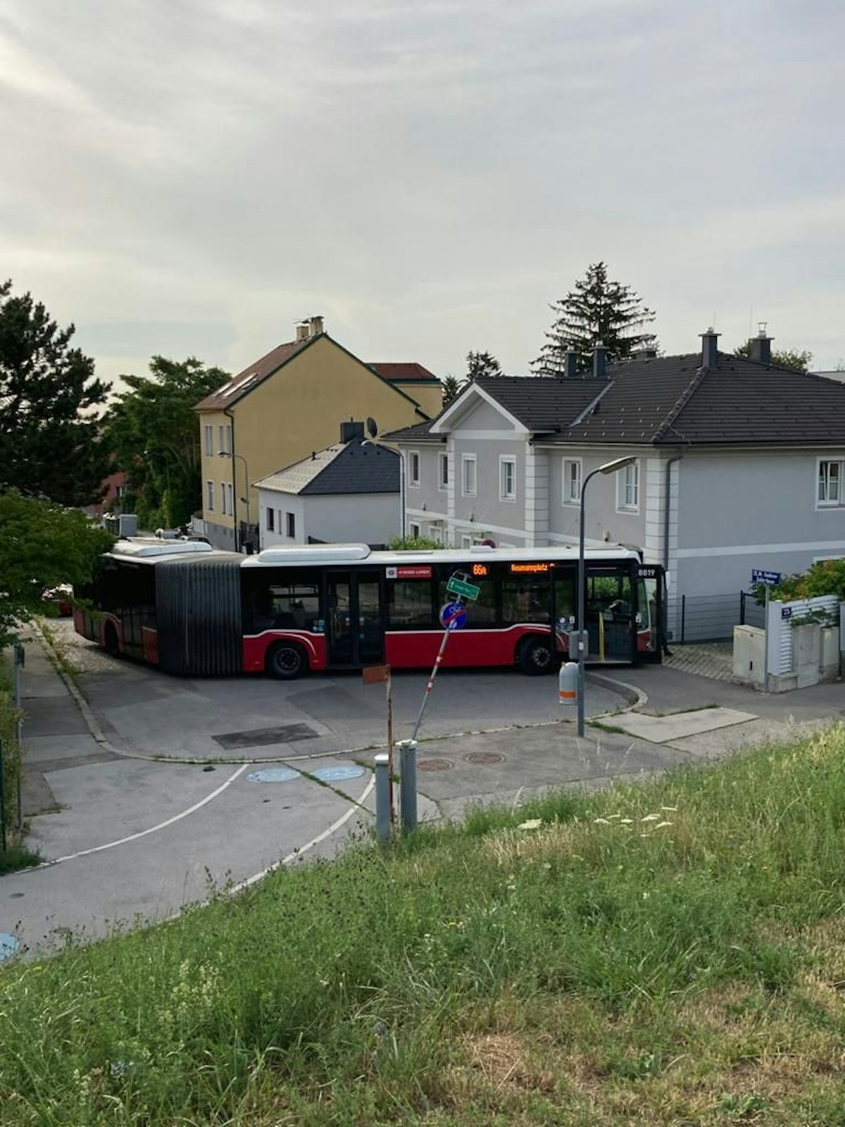 Der Bus konnte in der Früh in einer Sackgasse nicht mehr umdrehen.