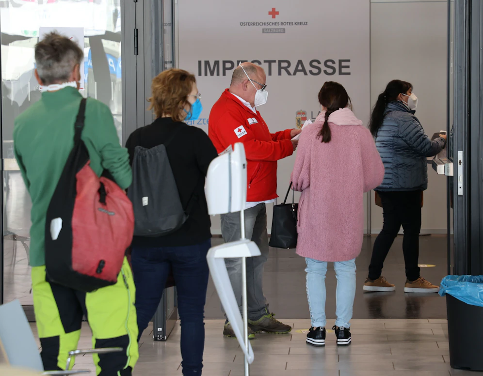 In Salzburg mussten am Wochenende rund 180 Personen das Messenzentrum ohne Impfung verlassen. Sie hatten einen zu frühen Termin für ihren Zweitstich erhalten. (Archivbild vom 29.03.2021)