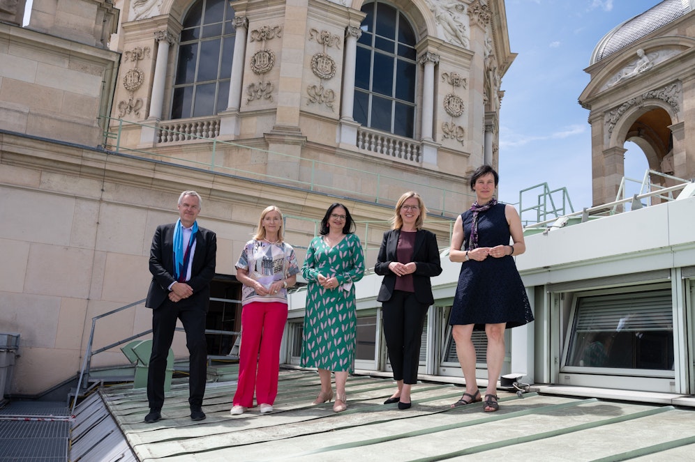 Dr. Christoph Thun-Hohenstein (Generaldirektor MAK), Dr. Johanna Rachinger (Generaldirektorin ÖNB), Kulturstaatssekretärin Mag. Andrea Mayer, Umweltministerin Leonore Gewessler, BA und Dr. Katrin Vohland (Generaldirektorin NHM Wien), v.l.n.r.