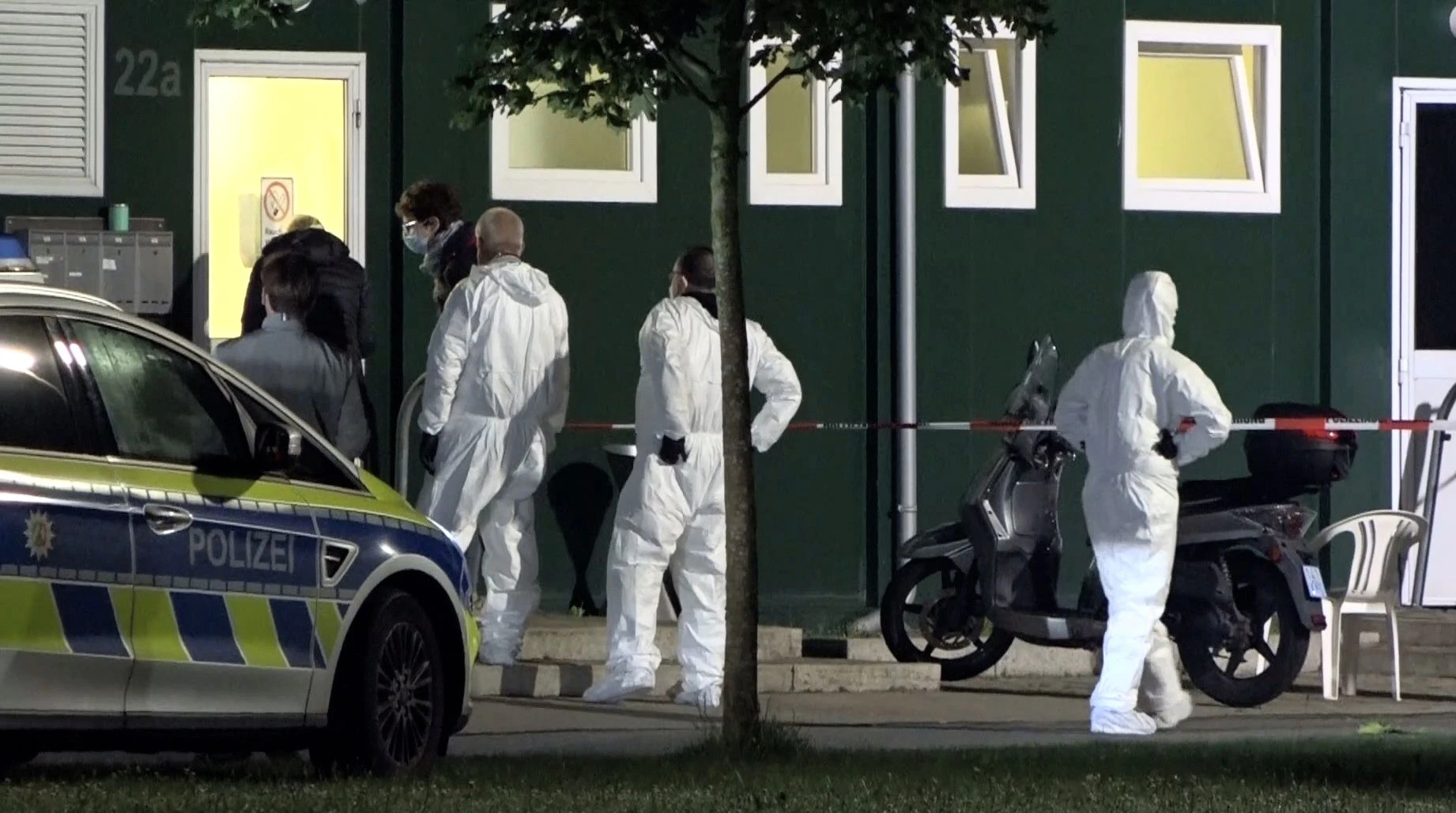 Download von www.picturedesk.com am 05.07.2021 (13:03).  04 July 2021, North Rhine-Westphalia, Greven: Forensic experts stand in front of a shelter for refugees in Münsterland. A 35-year-old resident was killed here and a 43-year-old suffered serious injuries, according to the public prosecutor's office and police. The suspected perpetrator, a 25-year-old Afghan, had fled and was eventually discovered in an adjacent field and arrested without resistance. Photo: David Poggemann/Nord-West-Media/dpa - 20210704_PD10130 - Rechteinfo: Rights Managed (RM)