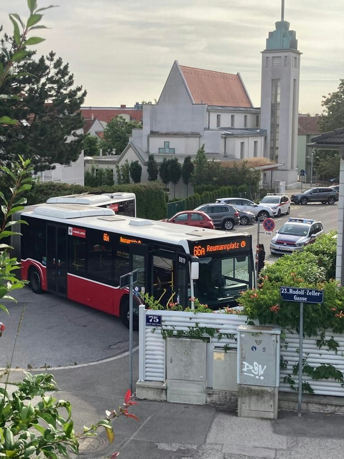 Der Bus konnte in der Früh in einer Sackgasse nicht mehr umdrehen.