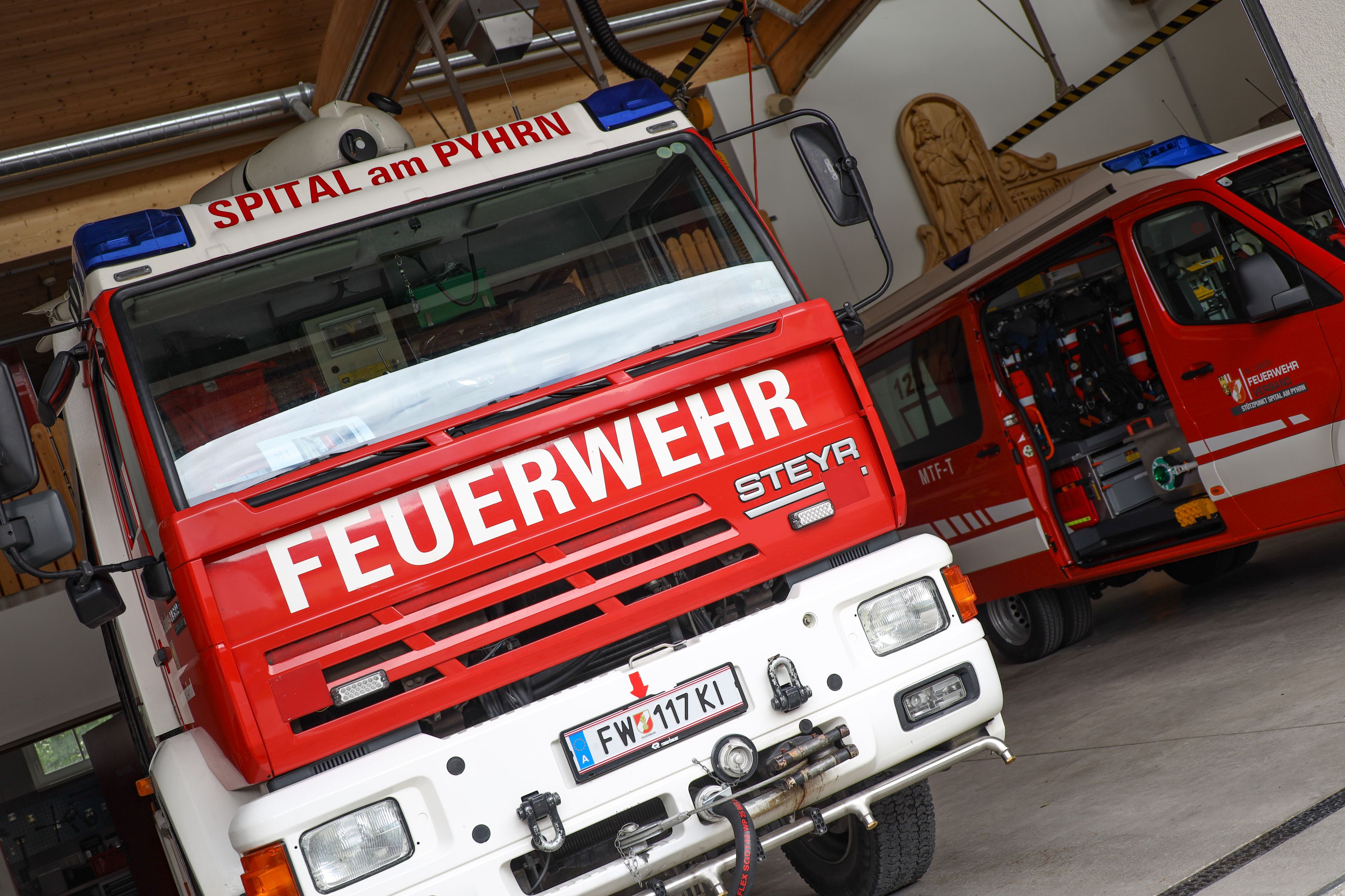 Die Feuerwehr befreite das Kind aus der Küchenmaschine.
