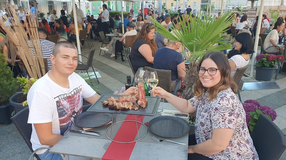 Jasmin und Dominik entdecken ihre Hauptstadt nach dem Lockdown neu - hier beim Abendessen im Restaurant 