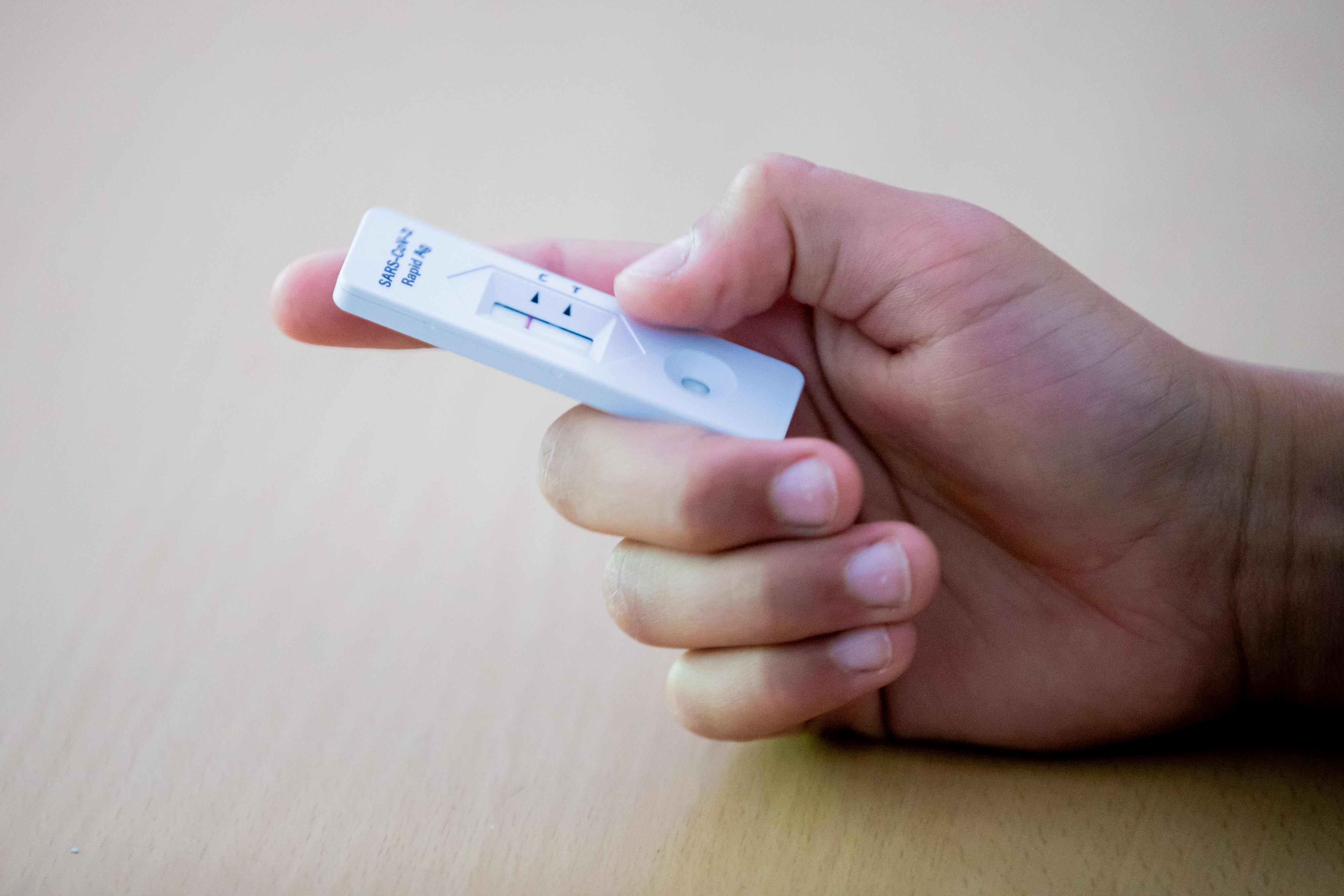 Download von www.picturedesk.com am 05.07.2021 (10:22).  09 June 2021, Berlin: A pupil holds a rapid antigen test in a mixed class of grades 4-6 at the Fritz-Karsen-Schule in the Britz district of Berlin. For the last two weeks before the summer holidays, there are once again face-to-face lessons with all pupils in the capital. Photo: Christoph Soeder/dpa - 20210609_PD1233 - Rechteinfo: Rights Managed (RM)