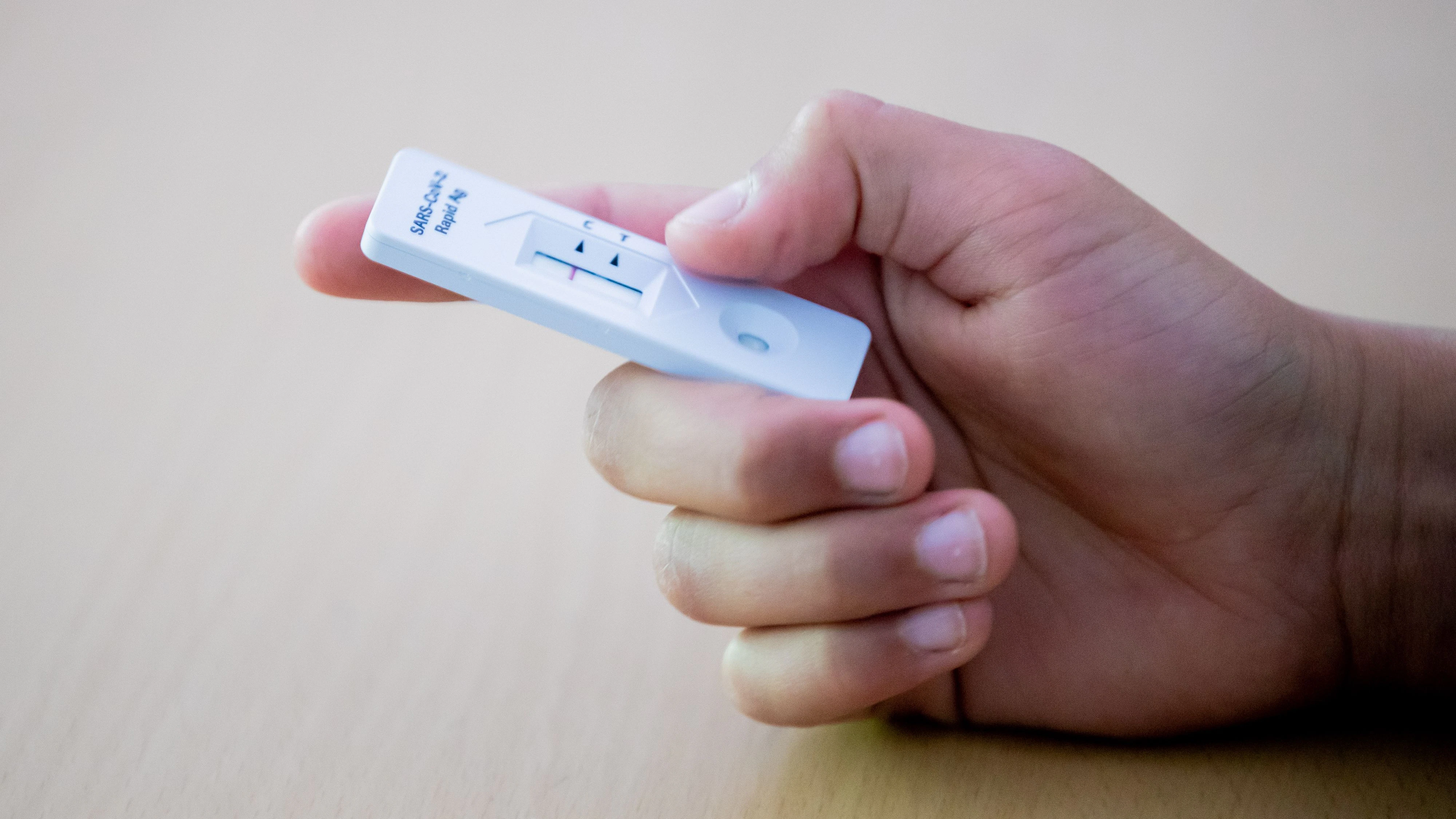 Download von www.picturedesk.com am 05.07.2021 (10:22).  09 June 2021, Berlin: A pupil holds a rapid antigen test in a mixed class of grades 4-6 at the Fritz-Karsen-Schule in the Britz district of Berlin. For the last two weeks before the summer holidays, there are once again face-to-face lessons with all pupils in the capital. Photo: Christoph Soeder/dpa - 20210609_PD1233 - Rechteinfo: Rights Managed (RM)
