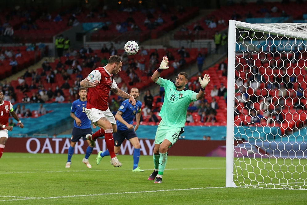 Arnautovic bezwingt Italien-Keeper Donnarumma, er stand aber eine Fußspitze im Abseits.&nbsp;