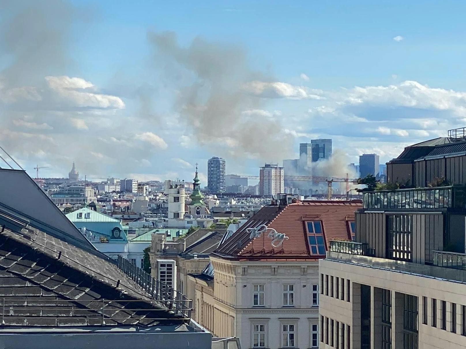 Es brennt am Matzleinsdorfer Platz.