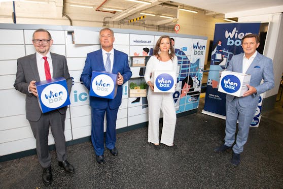 Die neue "WienBox" vereint bisher getrennte Abholfächer und trägt so zur Verkehrsreduktion und dem Umweltschutz bei. Heute wurde die erste WienBox in der Stiftgasse (Neubau) durch (v.l.n.r.) Wiener Stadwerke-Generaldirektor Martin Kracjsir, WKW-Präsident Walter Ruck, Innovationsstadträtin Ulli Sima und Wirtschaftsstadtrat Peter Hanke eröffnet.