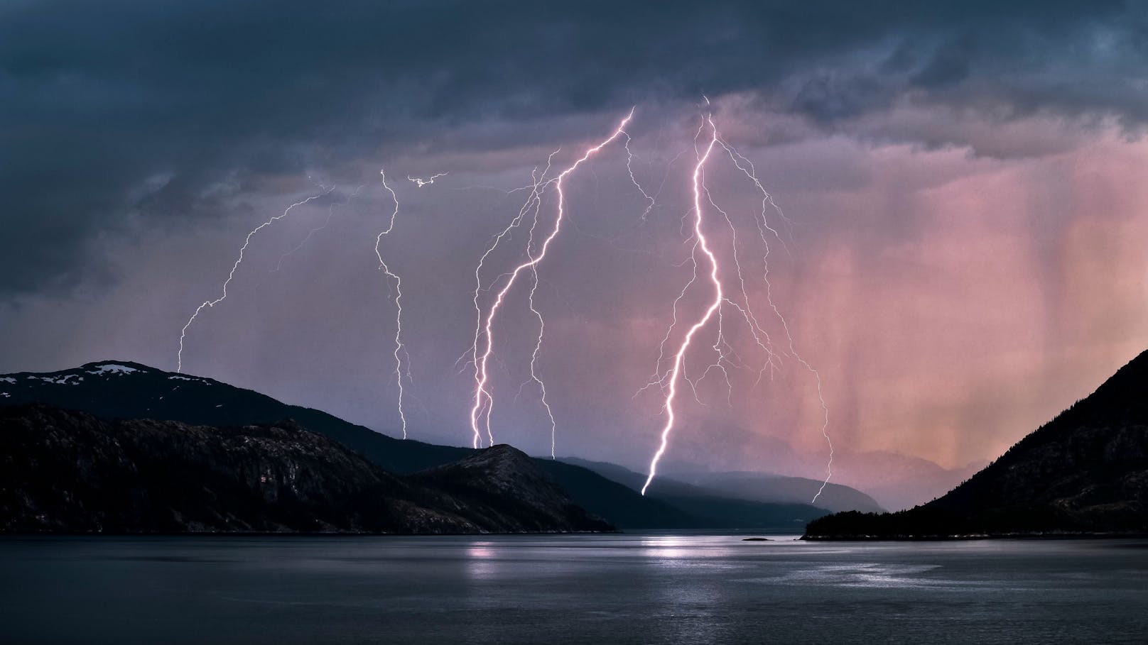 Bei Norwegen sind drei Schwestern auf einer Wanderung von einem Blitz getroffen worden (Symbolbild)