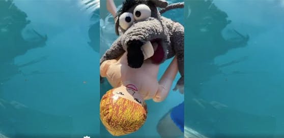 Rolf Rüdiger mit Sexpuppe "Marleen" im Pool