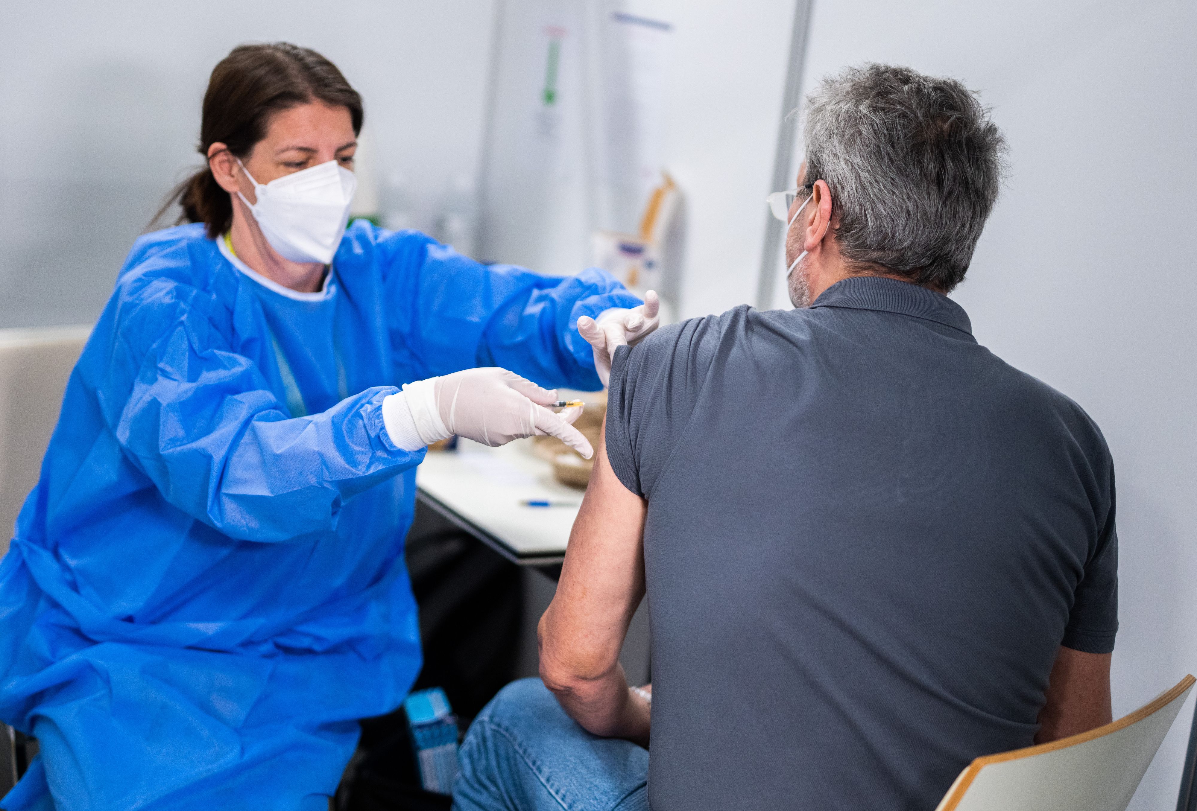 Ein Mann bekommt am Freitag, 16. April 2021, seine Corona-Impfung im Impfzentrum Austria Center Vienna anl. eines Pressetermins. - FOTO: APA/GEORG HOCHMUTH - 20210416_PD2663 - Rechteinfo: Rights Managed (RM)