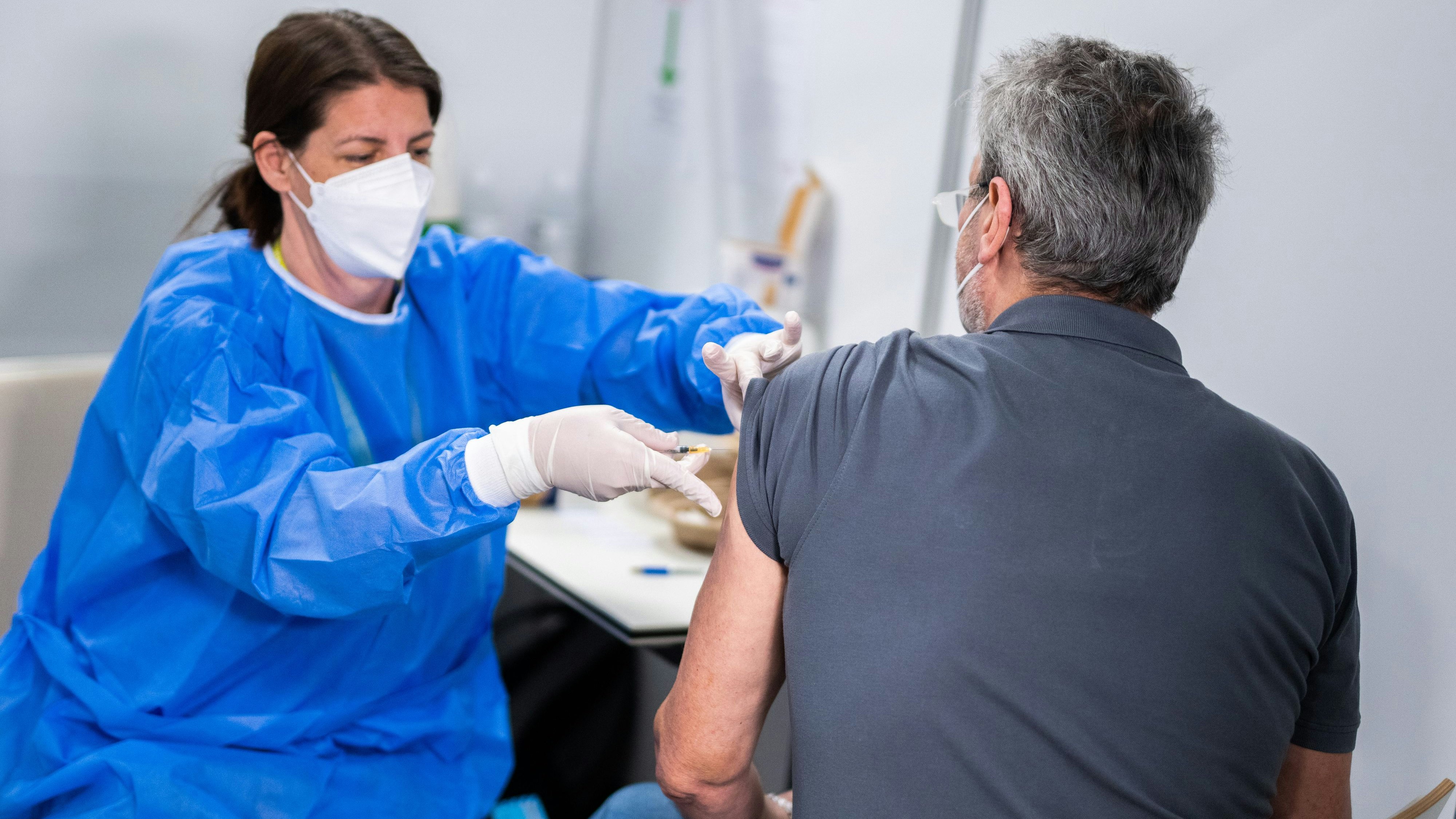 Ein Mann bekommt am Freitag, 16. April 2021, seine Corona-Impfung im Impfzentrum Austria Center Vienna anl. eines Pressetermins. - FOTO: APA/GEORG HOCHMUTH - 20210416_PD2663 - Rechteinfo: Rights Managed (RM)