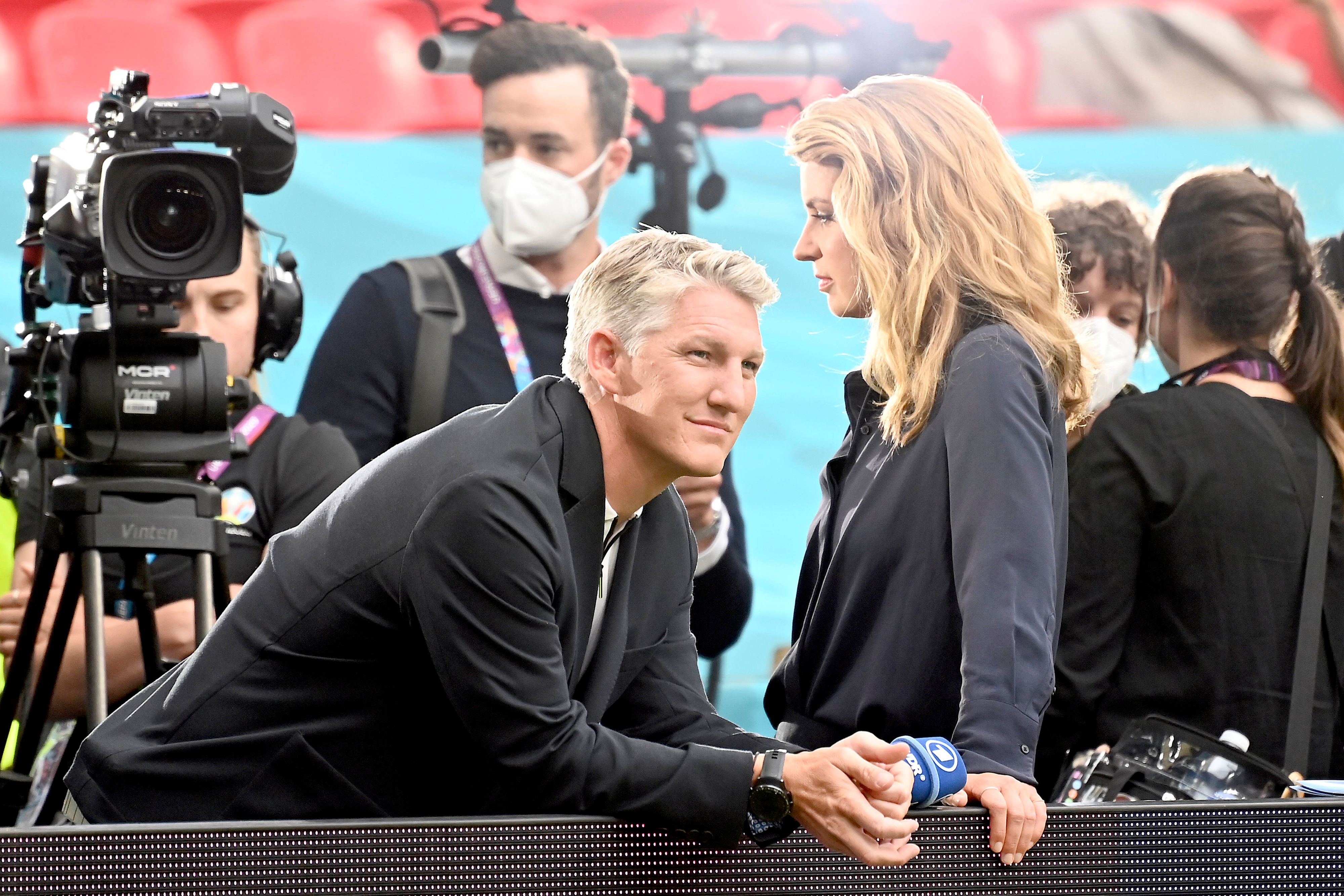 Fussballexperte Bastian SCHWEINSTEIGER am Spielfeldrand, dahinter ARD Moderatorin Jessy WELLMER. Achtelfinale, Spiel M44, England ENG - Deutschland GER, am 29.06.2021 in London/ Grossbritannien. Fussball EM 2020 vom 11.06.2021-11.07.2021.  