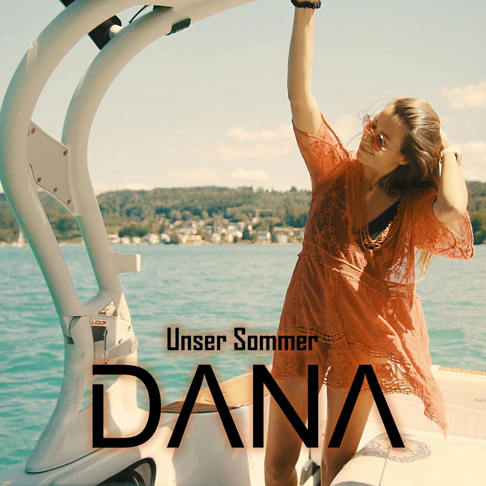 <strong>Dana "Unser Sommer"</strong>:&nbsp;Mit ihrer gewohnt zerbrechlich wirkenden Stimme und dem Kärntner Dialekt, schafft es die talentierte 24-Jährige, einen chilligen Sommertitel im ganz eigenen Stil zu kreieren. <a href="https://www.youtube.com/watch?v=RamGKKxjj04">Auch das Video versprüht Summer-Feeling pur &gt;&gt;</a>