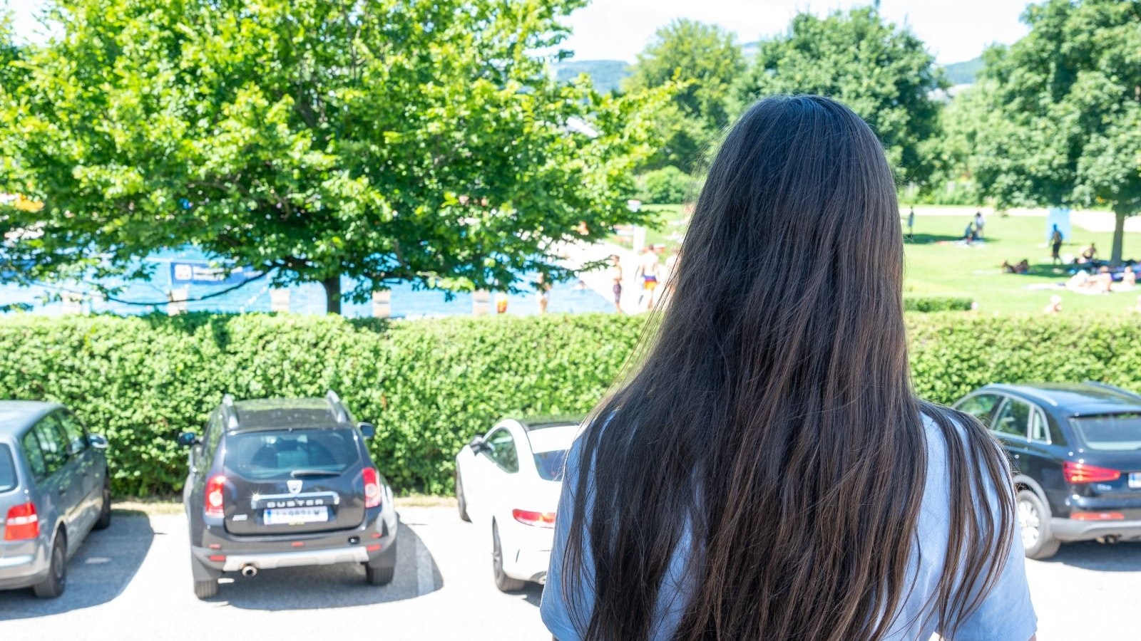 Das 13-jährige Mädchen von hinten fotografiert (ihr erziehungsberechtigter Vater gab sein Einverständnis)