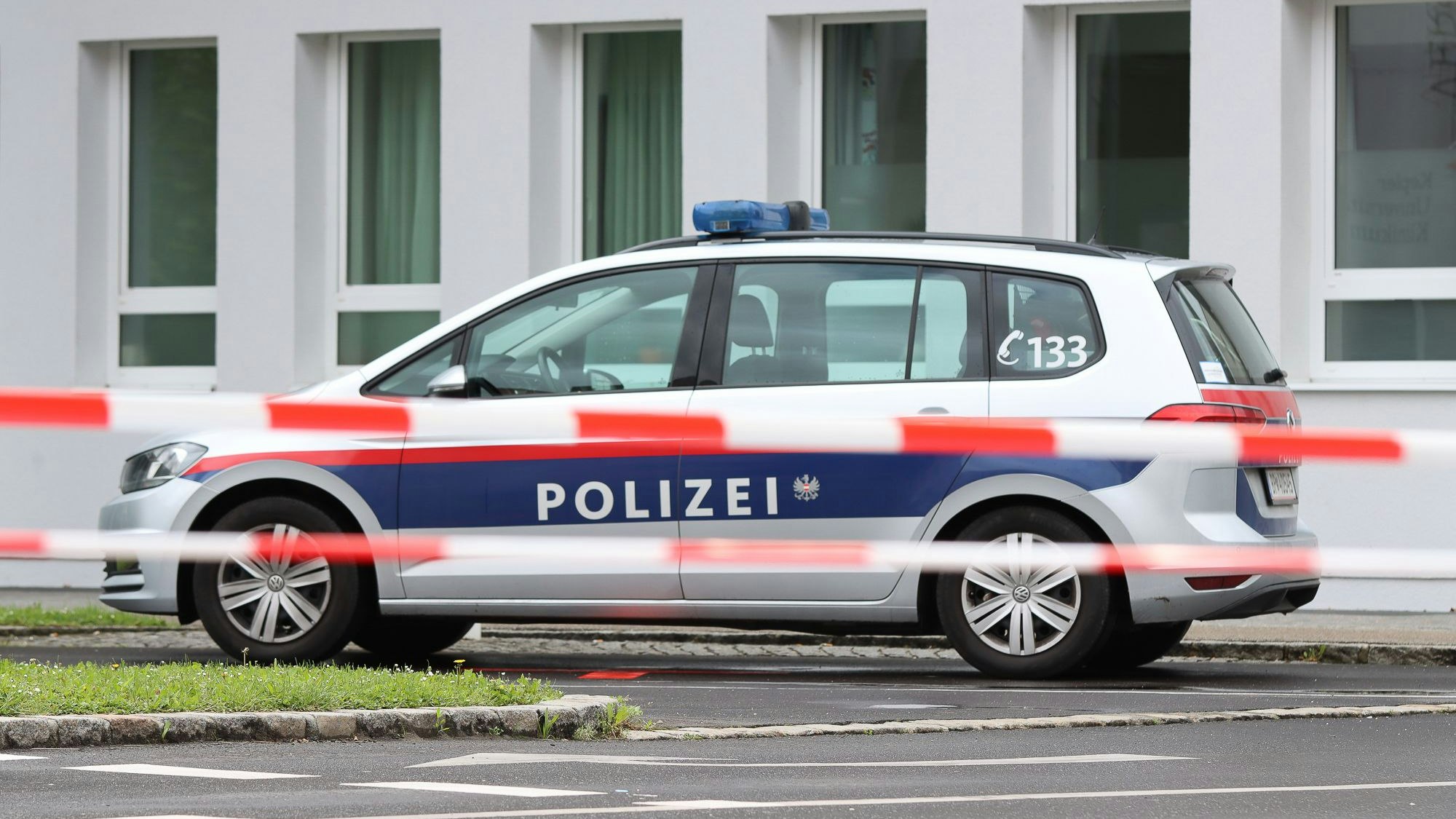 Download von www.picturedesk.com am 06.07.2021 (16:32).  23.05.2021, Linz, AUT, Fototermin, Verschiedene Themenbilder, im Bild Außenansicht, Polizei, Polizeiwagen, Polizeiauto, Absperrband, Absperrung, Linz, Obero?sterreich, Pressefoto Scharinger © 2021, PhotoCredit Albin Schuster - 20210523_PD7326 - Rechteinfo: Rights Managed (RM) Nur fÃ¼r redaktionelle Nutzung!