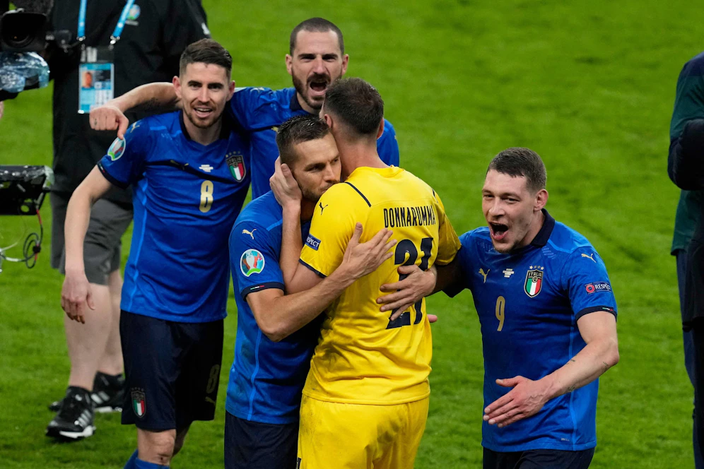 Donnarumma wird von seinen Italien-Kollegen gefeiert.