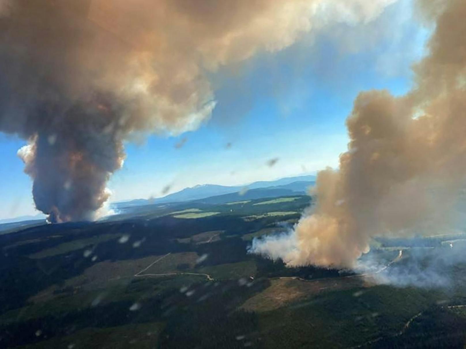 Die Hitzewelle in Nordeuropa kommt zur selben Zeit wie die Rekordhitze in Kanada, wo in den letzten Tagen zudem mehrere Waldbrände ausgebrochen sind.