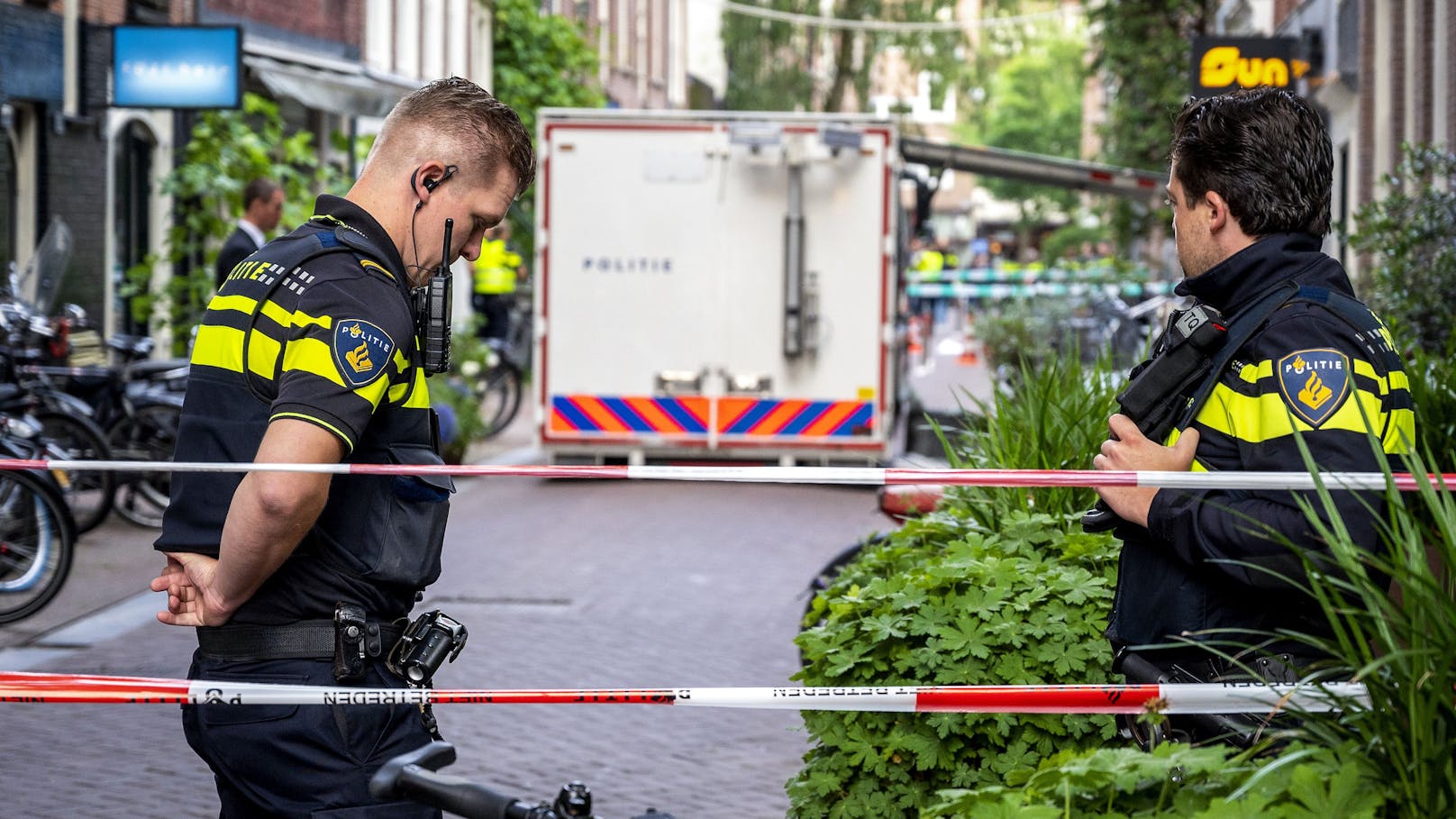 Auf den prominenten Kriminalreporter <strong>Peter R. de Vries</strong> ist mitten in Amsterdam (NL) ein Anschlag verübt worden.