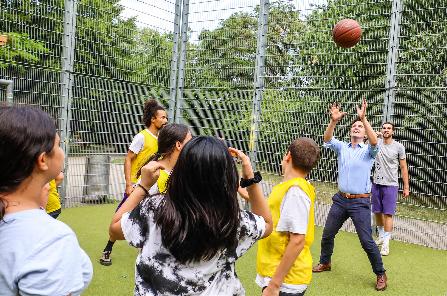 Actionreicher Besuch von Jugendstadtrat Christoph Wiederkehr bei Vienna Hobby Lobby.