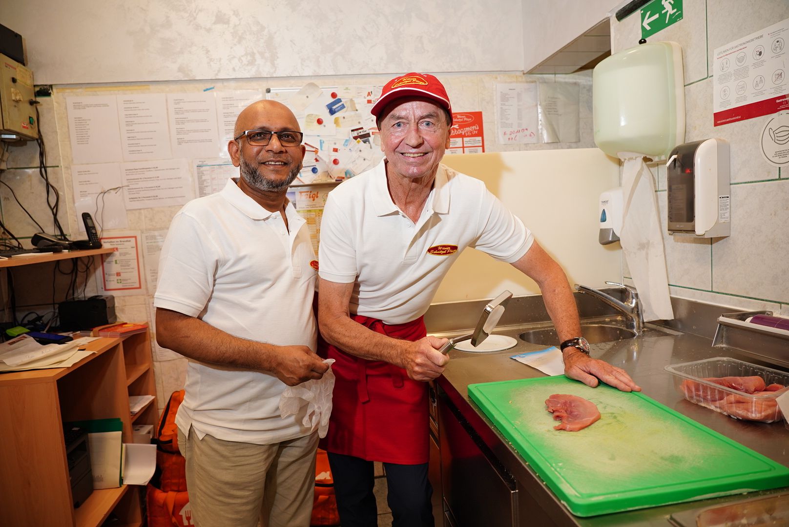 Schnitzelwirt Sajjahed Mahbub mit Sportwagen-Legende Heribert Kasper<br>