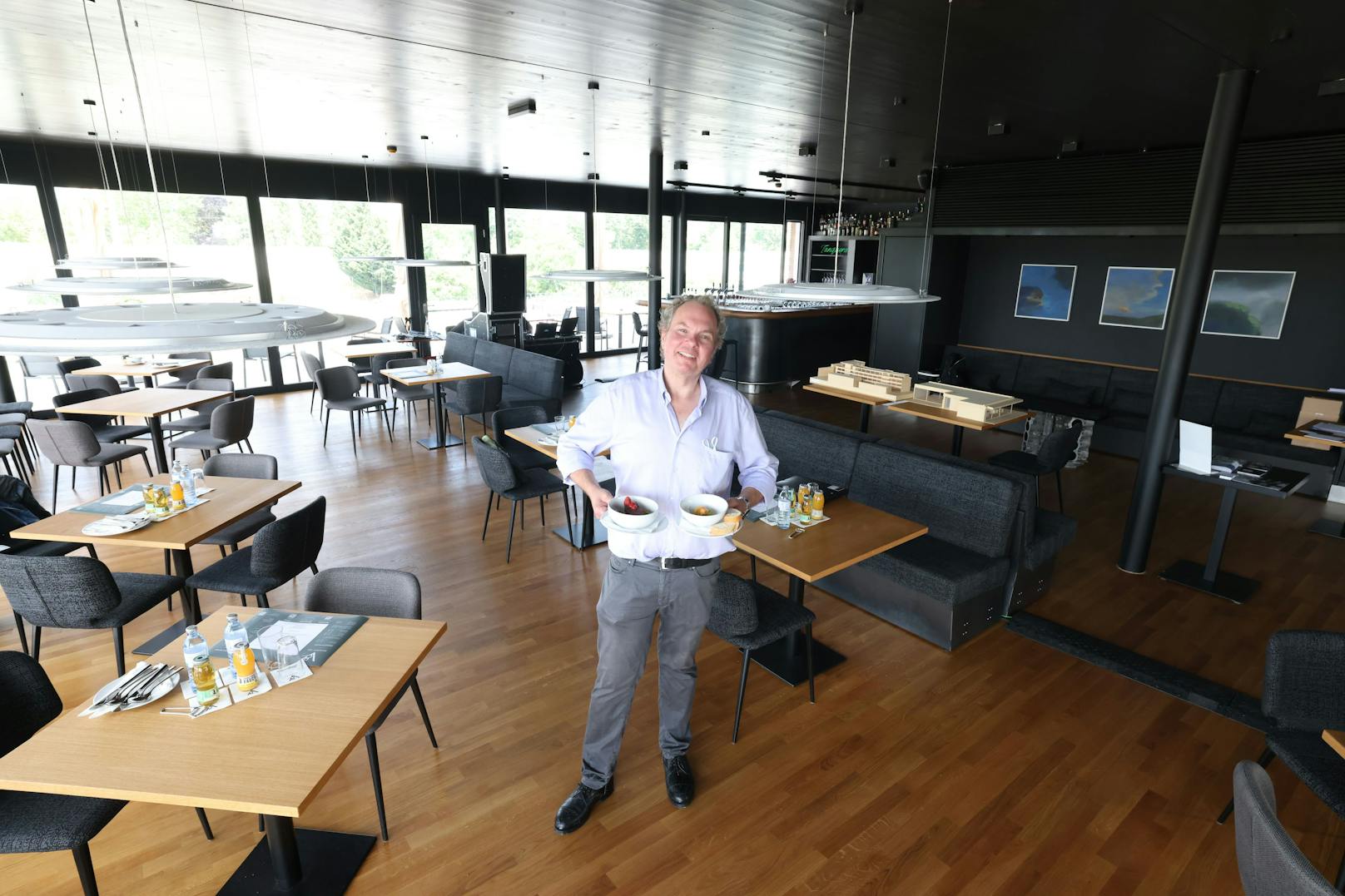 Betreiber vom "V8cht" ist Jan Christoph Pollak. Willkommen sind Restaurant Nachbarn und Oldtimer-Besitzer.