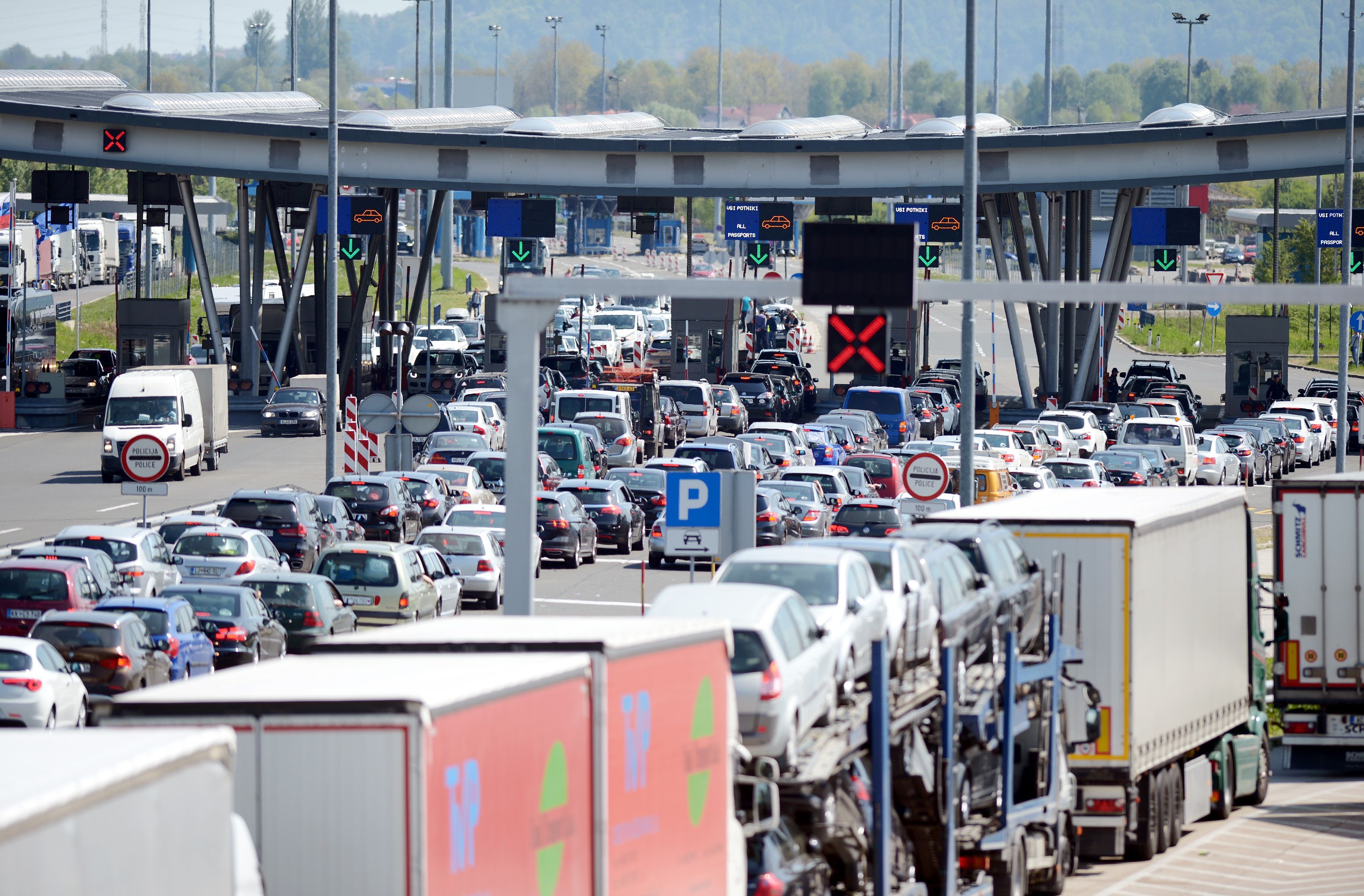 Die Grenze zwischen Kroatien und Slowenien: Wer den Stau umfahren will, kann in eine teure Falle tappen.