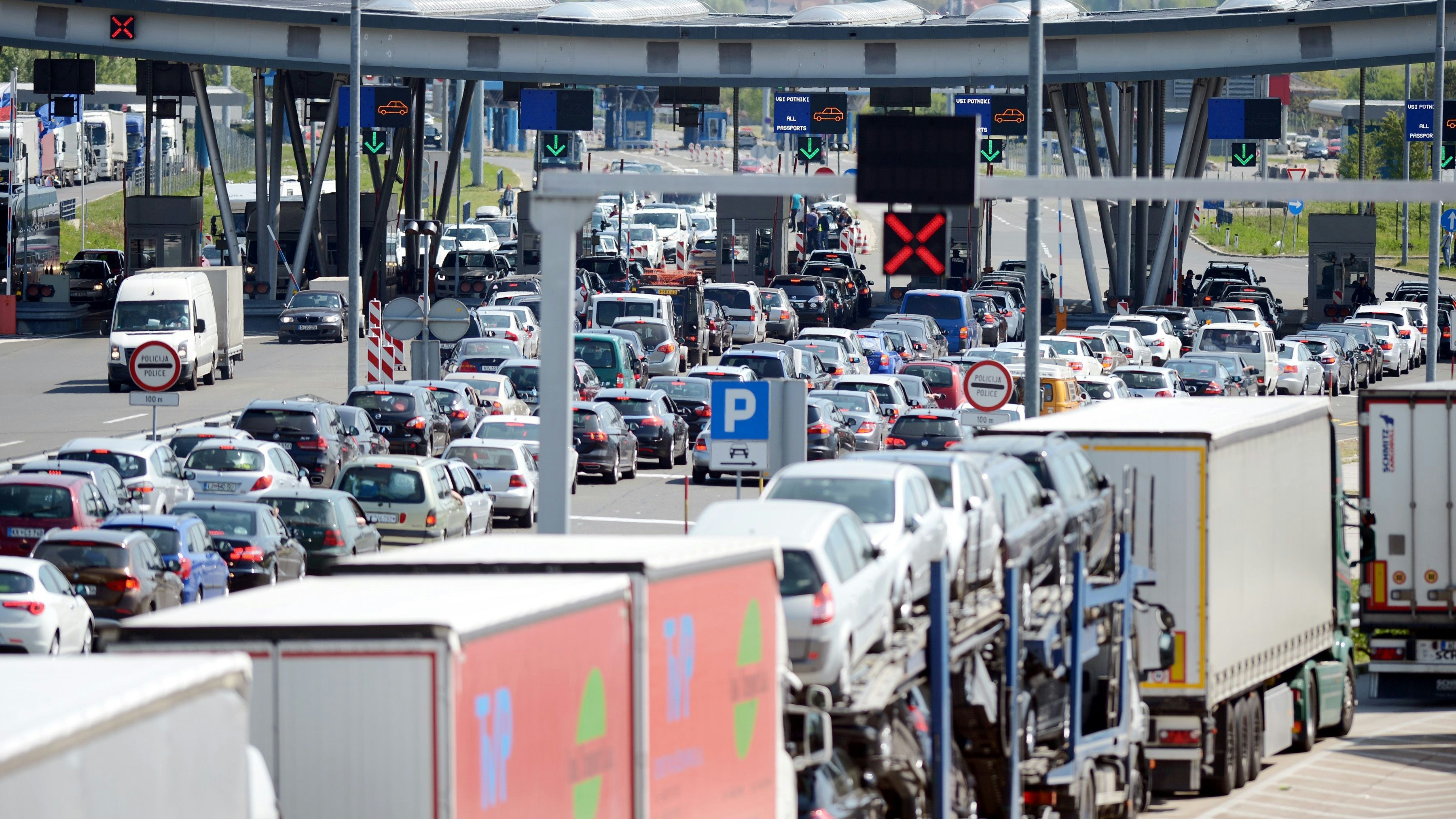 Die Grenze zwischen Kroatien und Slowenien: Wer den Stau umfahren will, kann in eine teure Falle tappen.