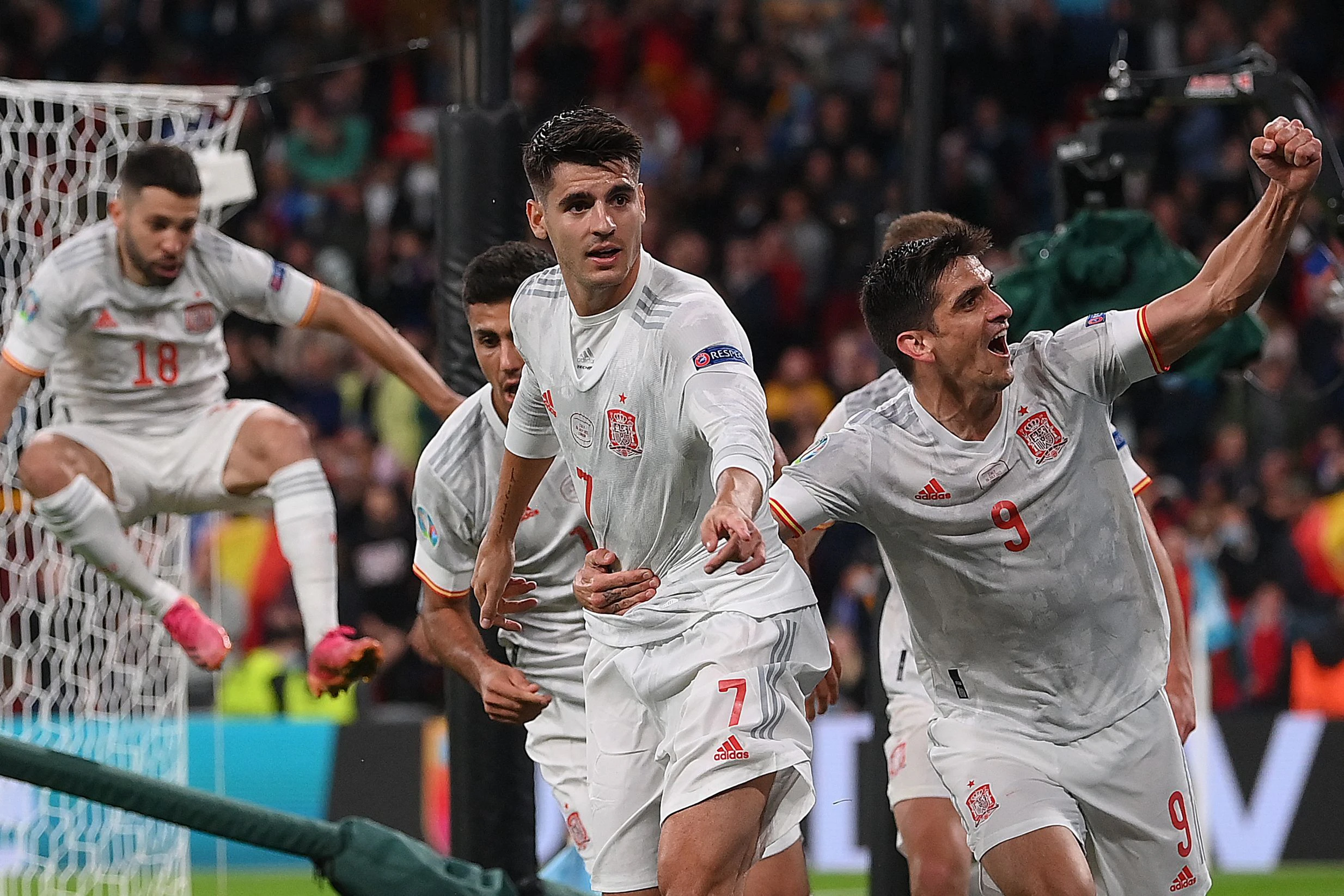 Alvaro Morata (Mitte) bejubelt das 1:1 von Spanien.