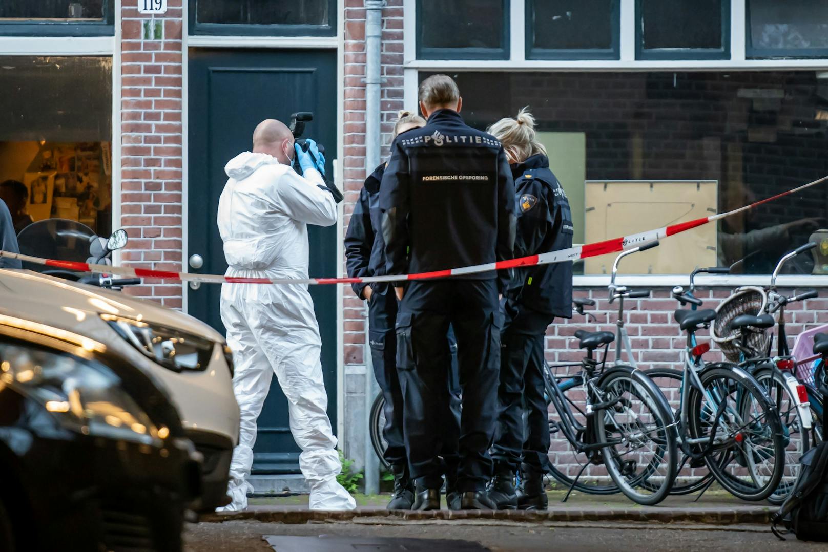 Auf den prominenten Kriminalreporter <strong>Peter R. de Vries</strong> ist mitten in Amsterdam (NL) ein Anschlag verübt worden.