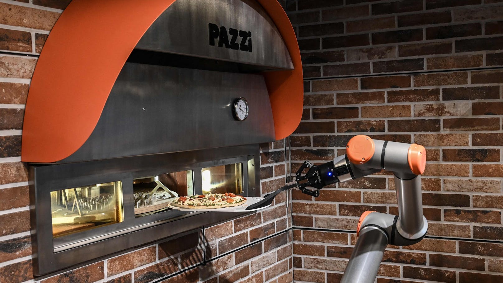 Pizzabäcker "Pazzi" in einem Pariser Restaurant.