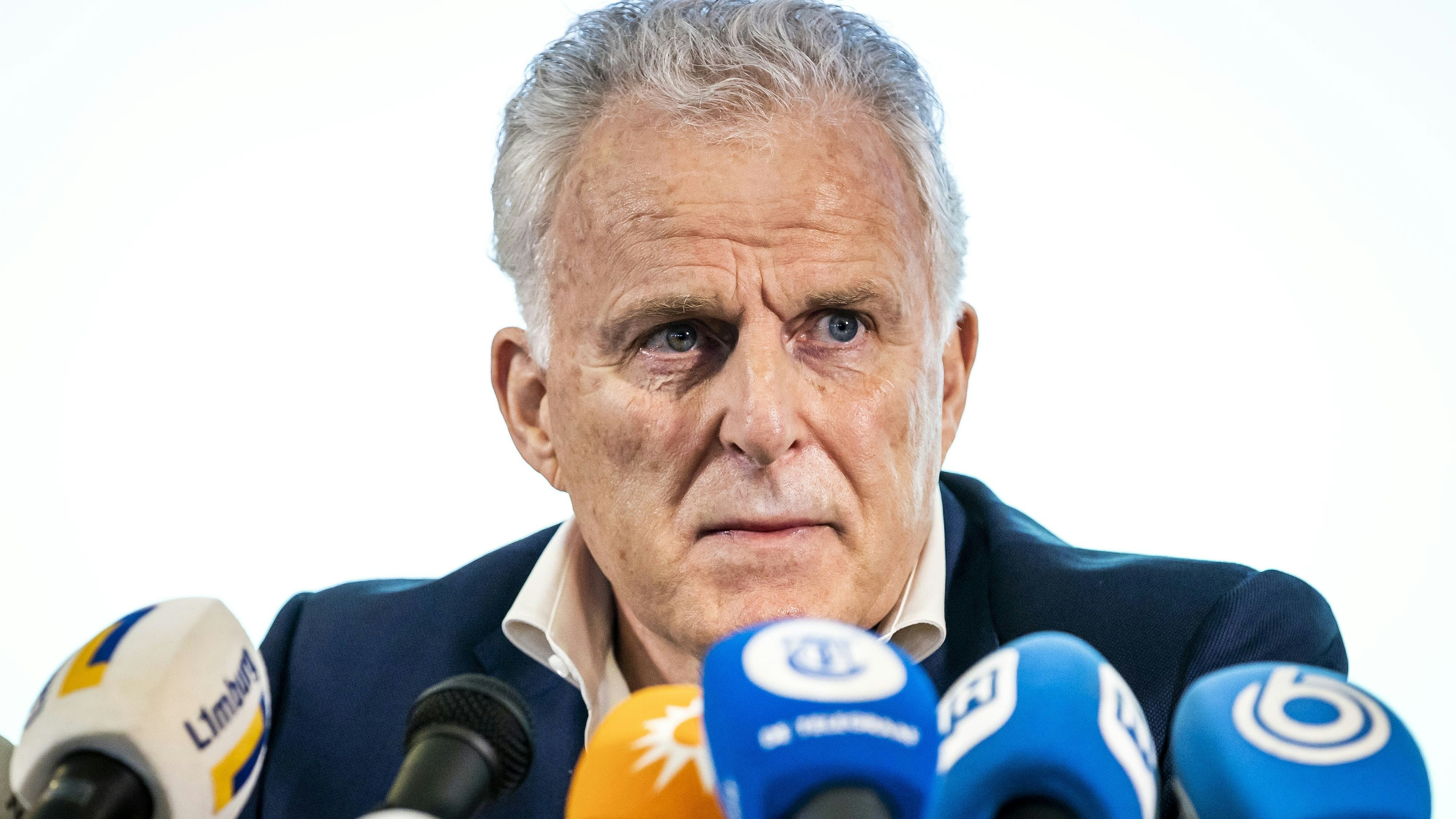 <strong>De Vries</strong> ist der führende Kriminalreporter der Niederlande und tritt regelmäßig auch als Sprecher von Opfern oder Zeugen bei Prozessen auf.