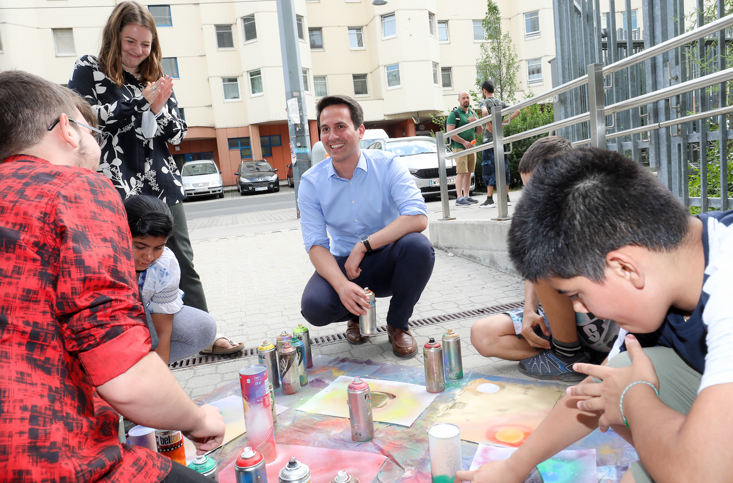 Die Bandbreite der angebotenen Kurse ist groß: Von Kickboxen bis Street Art und wissenschaftliche Experimente ist alles dabei.