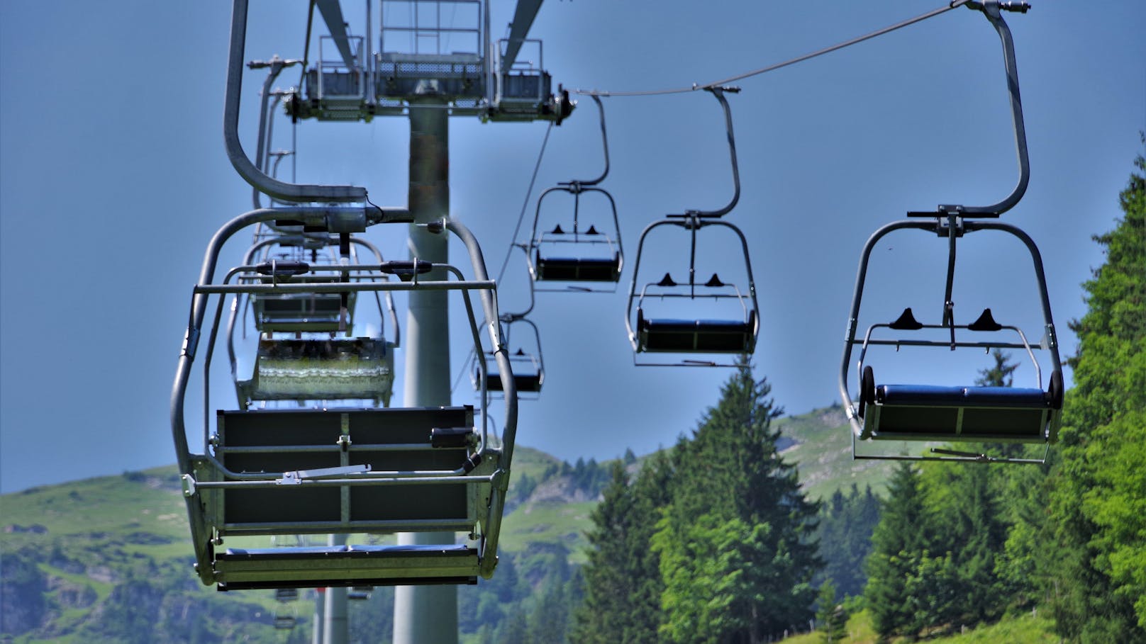 Bei einem Unglück auf einer Seilbahn in Vorarlberg wurde ein bayrischer Tourist schwer verletzt.