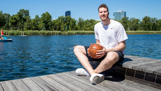 Jakob Pöltl am Steg des Lokals "Das Bootshaus" im 22. Bezirk.