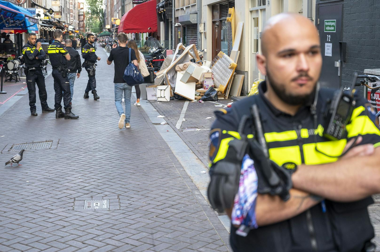 Auf den prominenten niederländischen Kriminalreporter Peter R. de Vries ist mitten in Amsterdam (NL) ein Anschlag verübt worden.